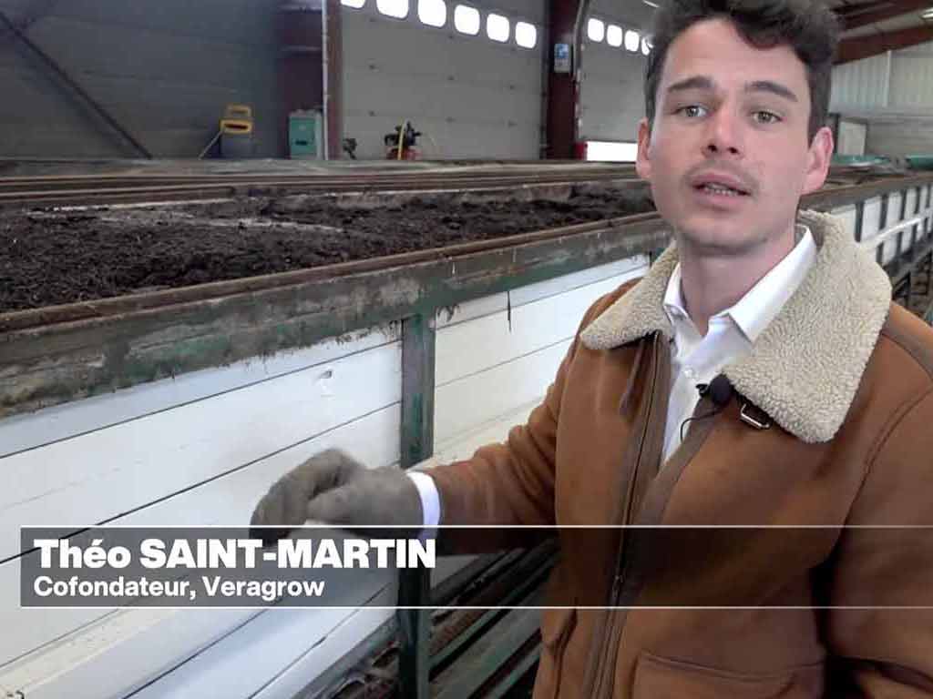 Théo Saint-Martin montre comment la matière première des biostimulants Veragrow est fabriqué.