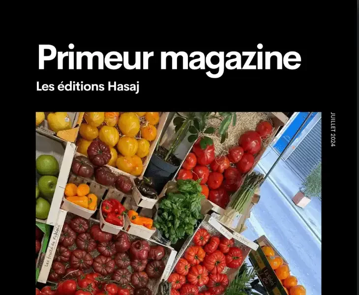 Couverture du magazine "Primeur Magazine" édition Hasaj avec une photo d'un présentoir de cagettes de fruits et légumes