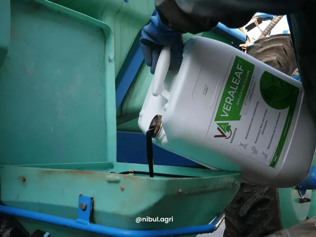 Biostimulant versé dans un pulverisateur agricole