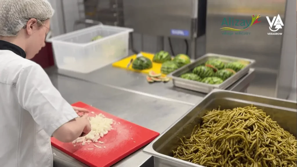 Une cuisninère de l'école d'Alizay coupe des légumes 100% Bio