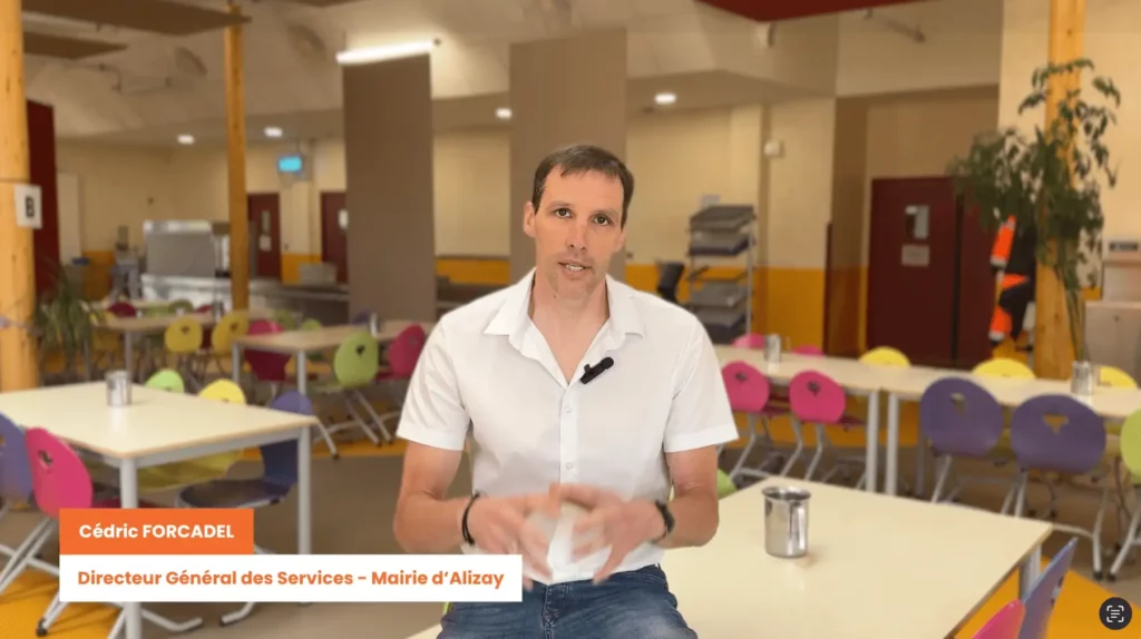 Cédric Forcadel, directeur général des serices de la marie d'Alizay dans le réfectoire de l'école de la commune.