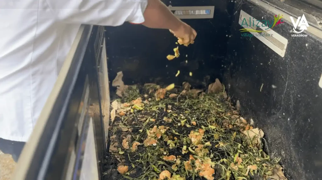 Une cuisninière de l'école de la commune d'Alizay jette des biodéchets dans un lombricomposteur Veragrow