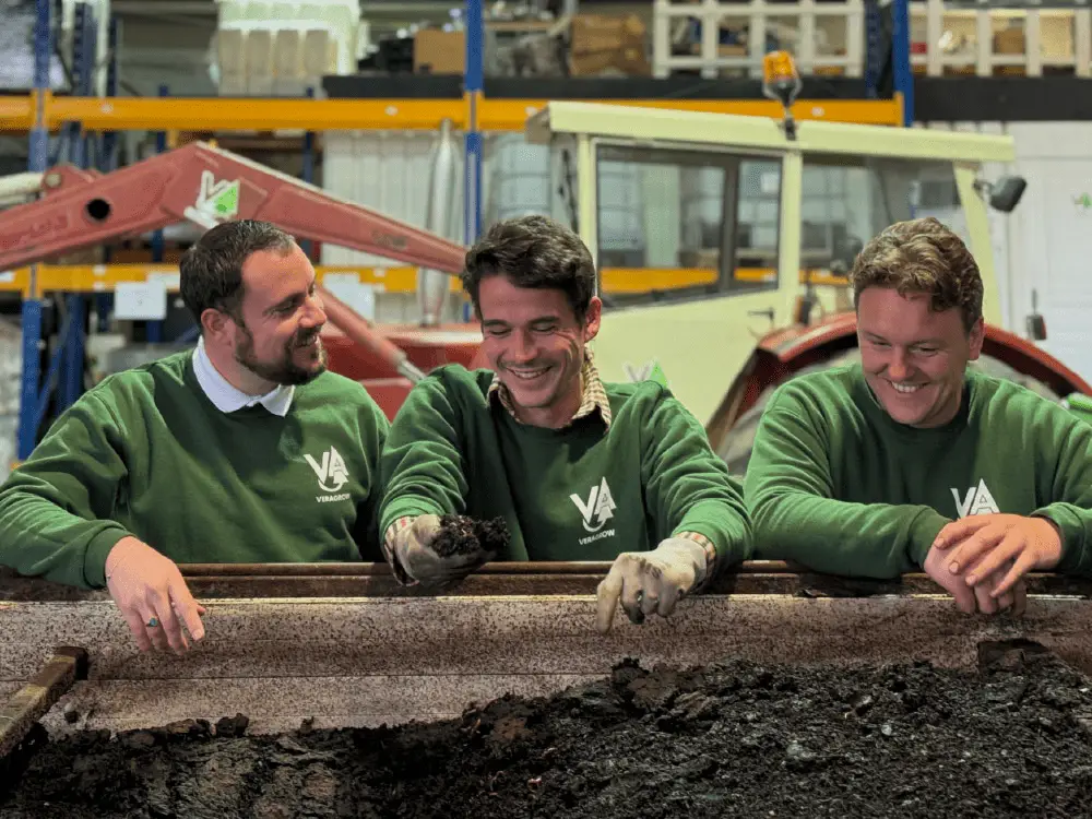 Les 3 fondateurs de Veragrow (Alexandre Bocage, Théo Saint-Martin et Alexandre Foulon) sourrient devant leur ligne de lombricompostage industriel.