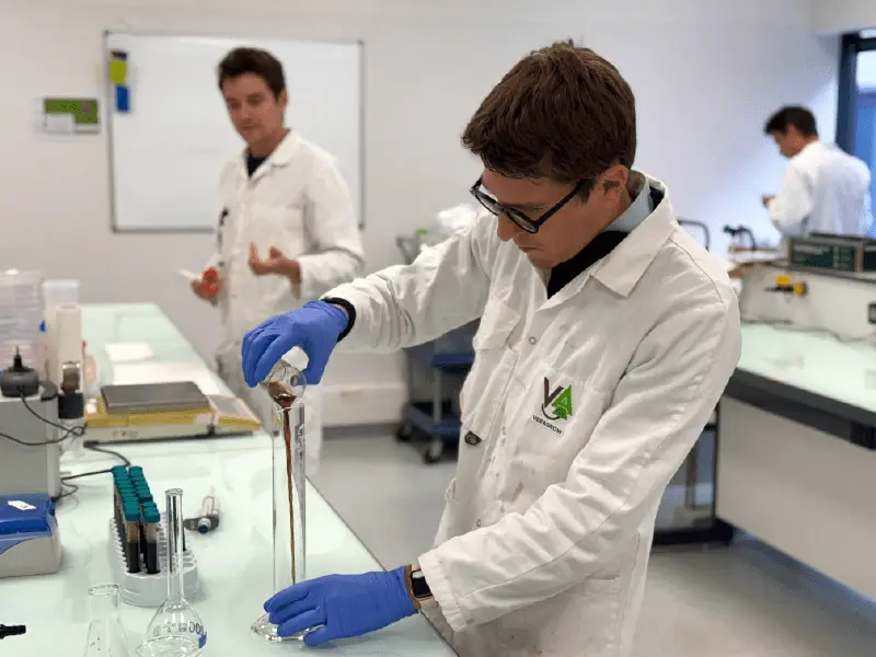 Maxime Gotté, docteur en biologie végétale chez Veragrow étudie la compostion des biostimulants à base de lombricompost au laboratoire Unilasalle.